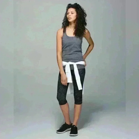 Lululemon Run: Top Speed Crop *Full-On Luxtreme
Star Crushed Coal Black size 6 - Picture 4 of 14